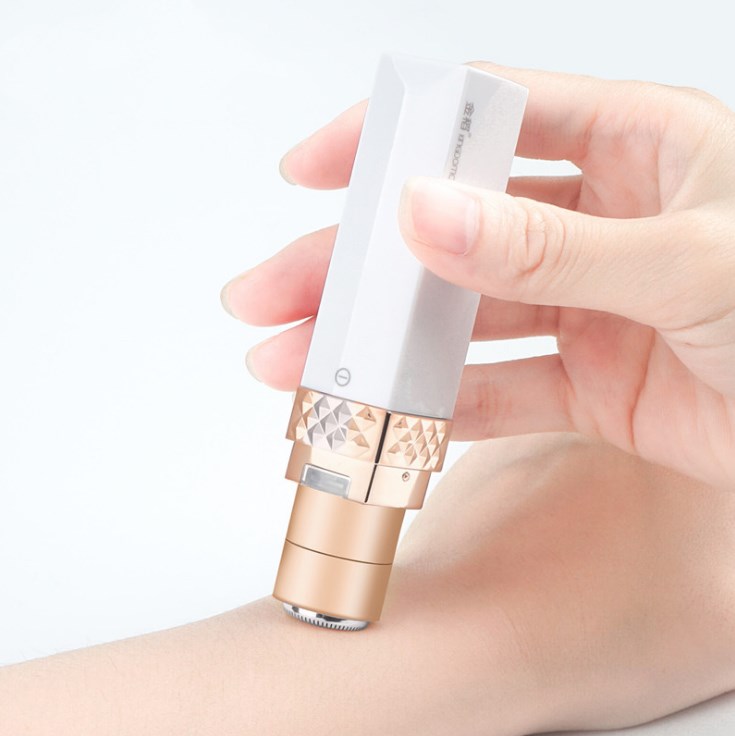 Portable IPL hair removal device for smooth, hair-free skin